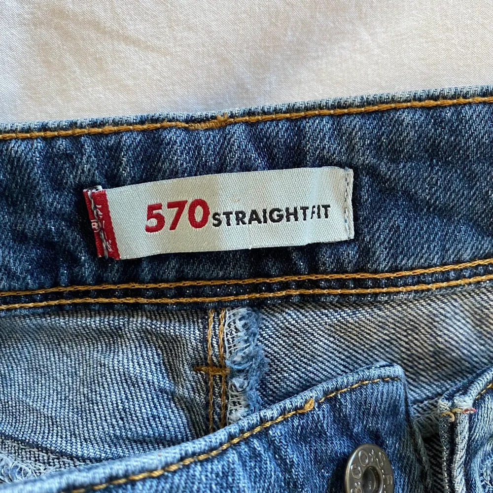 Supersnygga Levi’s 570 straight jeans. Midjemått ca 86 cm innerbenslängd ca 84 cm. Jag brukar ex. ha 26/32 i Weekdayjeans och de sitter perfekt på mig. Jag är 164 cm :). Jeans & Byxor.