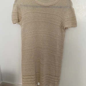 Stickad klänning ZARA  - Beige stickad klänning storlek S, köpt på Zara. Jätte skön och fin! 🌸
