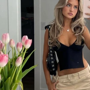 Edikted Lia open back tie top  - Säljer en tyvärr för liten topp som inte går att returnera, så jäkla snygg! Köpt för 735kr aldrig använd! Vid snabb affär kan pris diskuteras, vid direktköp kr 400 bjuder jag på frakten❤️❤️🥳😋😇 (den är öppen i ryggen)