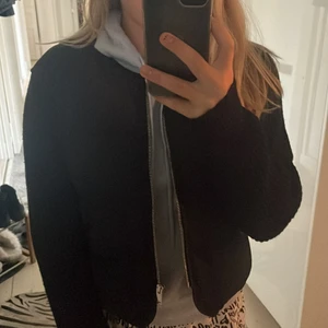 Tiger jacka - Jag säljer min jätte fina mörkablåa jacka från tiger of sweeden jätte bra skick och är super fin ny pris är 3500 och säljer den för 1500