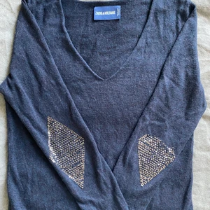 Zadig&Voltaire tröja - Så fin Zadig tröja i en ull och cashmir blandning. Den har unika detaljer på armbågarna och är i superfint skick!