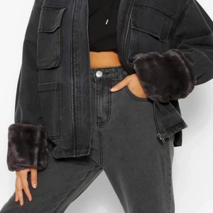 Jeansjacka boohoo - höst jacka från boohoo, helt ny använd ca 5 gånger, köpt för ca 1000kr skriv till mig för fler bilder☺️