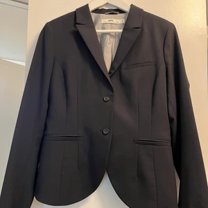 Hope kostym strl 38 - Fin kostym från Hope i färg svart mot mörkt blå. 