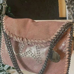 Tiamo - Söker en sån här (tagen bild!) villken designe somhälst,och färg❤️❤️skriv priset jag kan köpa för, och kan byta mot min zadig väska❤️