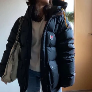 Fjällräven jacka⚡️ - JAG VÄLJER NU ATT SÄLJA MIN FJÄLLRÄVEN JACKA!💘 Älskar den verkligen, ska köpa en till fast i en annan färg. Jackan är i storlek xs herr men skulle säga att den passar storlek s/m. ORGINALPRIS 8999kr! BUDA gärna! DUSTBAG MEDFÖLJER!💘 ❌TRYCK EJ PÅ KÖP DIRE