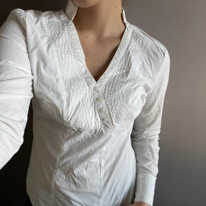 Skjorta STOCKH LM - Vit/ egg white skjorta från STOCKH LM, är i bra skick strl. 38.