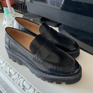 Svarta loafers  - Svarta loafers köpta på hm! Använda endast en gång🫶🏾🥳
