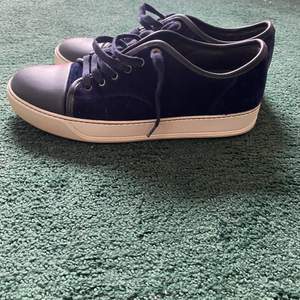Mörkblå lanvin cap toe velvet sneaker. Mörkblå, cond 8/10. No box. Size 7/41 passar 42. 