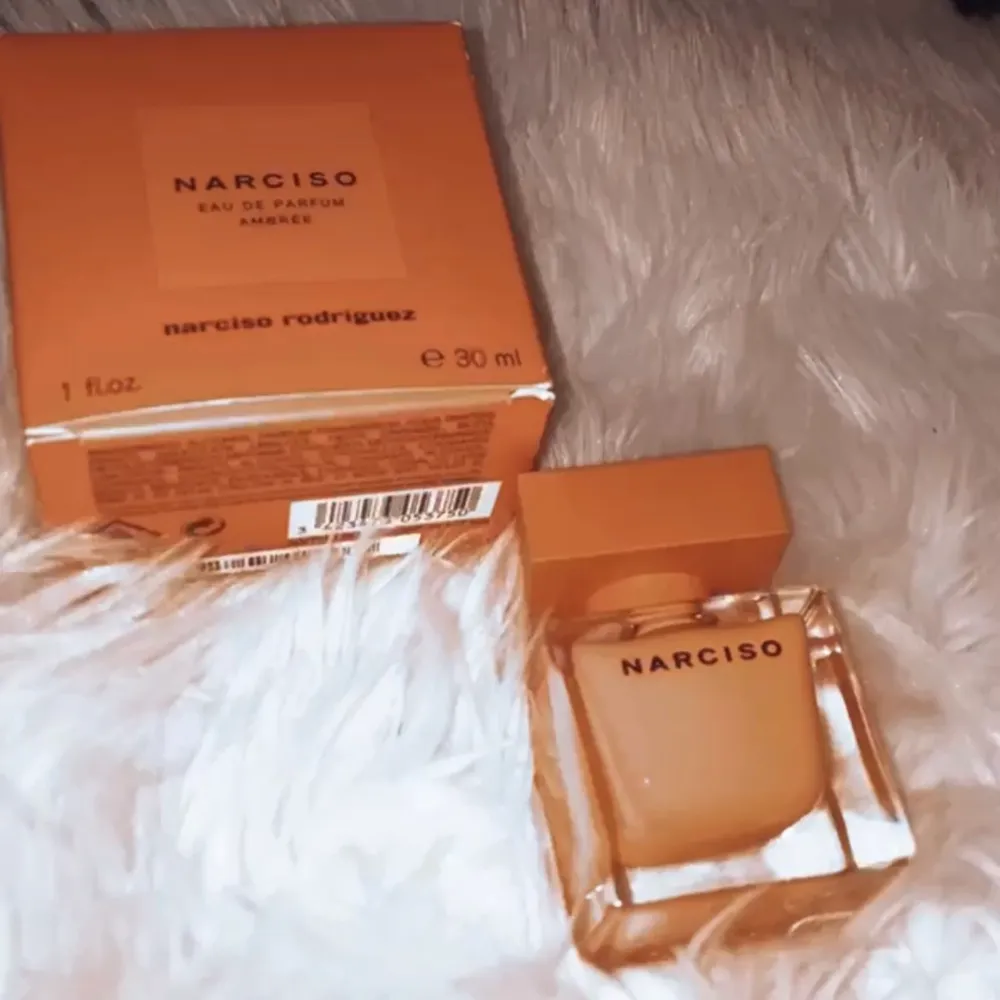 Narciso Rodriguez parfym 30Ml nästan oanvänd 💕 väldigt söt passar väldigt bra för vinter💕 priset kan diskuteras 💕. Övrigt.