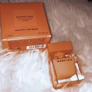 Narciso Rodriguez parfym 30Ml nästan oanvänd 💕 väldigt söt passar väldigt bra för vinter💕 priset kan diskuteras 💕