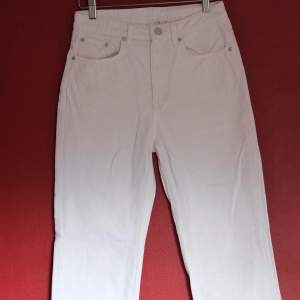 Ett par vita jeans från Weekday i stilen Voyage! Högmidjade och har en rak passform. Är i storlek W27/L30 😁🌸