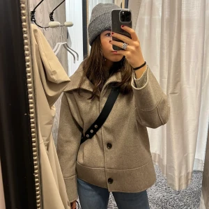 Beige kappa - Supersnygg kappa från Kappahl som är slutsåld💗 köpt förra hösten men är fortfarande i väldigt bra skick. Säljer för får inte användning av den. Möts inte upp så hör av dig för fraktkostnaden och om frågor. Köp direkt för 750💗