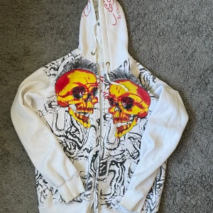 Ed hardy Hoodie - Storlek xxl (passar som en M/L) Inga märkvärda flaws  Fraktar men kan mötas i Karlstad 