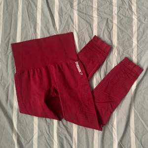 Den gamla versionen av Gymshark tightsen som har contour under rumpan, röda i storlek M. 88cm långa. Använd ”KÖP NU” funktionen för att köpa de direkt😍🤍