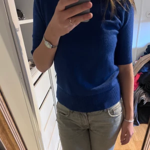 Stickad t-shirt - Stickad t-shirt från vila. Knappt använd och väldigt fint skick💞. Jätte fin blå färg💙⭐️ storlek xs men passar bra på mig som oftast har storlek s😇. Priset kan diskuteras.