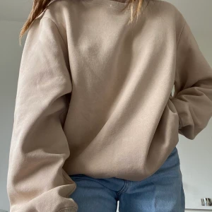 Sweatshirt - Oversized beige tröja från H&M i storlek M. I väldigt bra skick 🌟