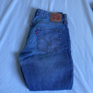 Levis jeans 501 CT - Säljer nu ett par grymt snygga Levis byxor till ett ruggit bra pris! Jeansen har använts väl och  är modellen 501 med storleken W 27 L 32 ,herrstorlek.