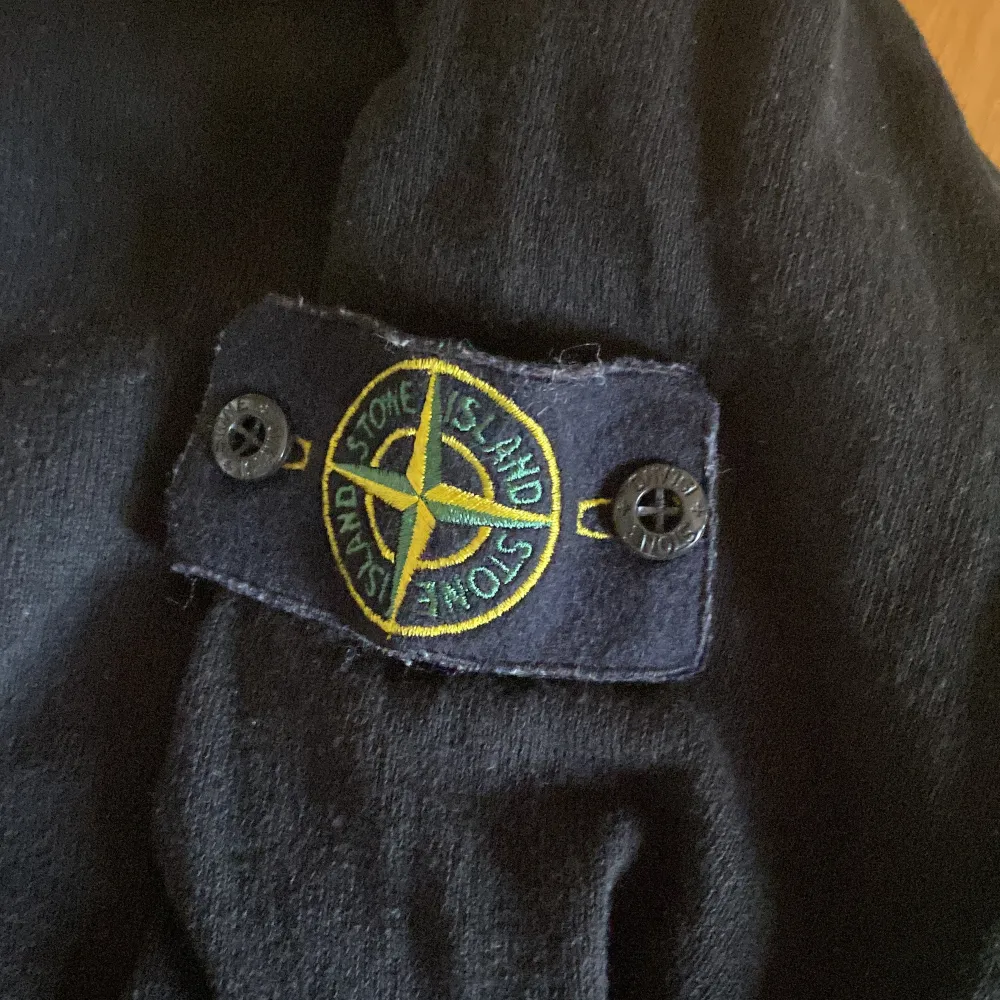 Säljer min stone island tröja då den inte kommer till användning så mycket längre✨Den är i väldigt bra skit✨ Den är i M men passar även S✨Köparen står för frakten✨priset kan diskuteras . Neuletakit & Villapaidat.
