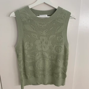 TOPP FRÅN MONKI  - Kan användas som väst. Nyskick. Frakt ingår i priset! 