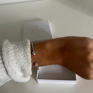 Armband, Caroline Svedbom - Silver armband från Caroline Svedbom. Aldrig använd då jag endast använder guldsmycken💗går att anpassa storleksmässigt 