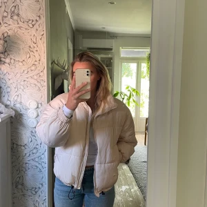 Pull&Bear puffer jacket Strl M - Har haft denna i ett år, använts ett fåtal gånger. Väldigt mjuk och skön att ha till höst/vintern