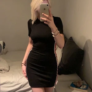 Svart Klänning - En jättefin svart klänning jag köpte på h&m för nåt år sen som tyvärr aldrig kommit till användning. Storlek 32, men är väldigt stretchig! Köparen står för frakt❤️