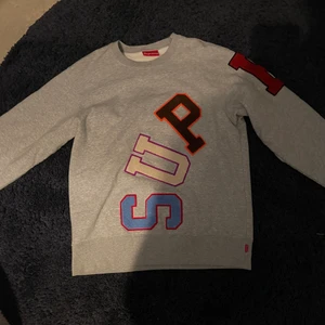 Supreme crewneck - Tjena, Supreme crewneck köpt sommaren 2020 använd fåtal gånger, väldigt fint skick. Har digitalt kvitto.