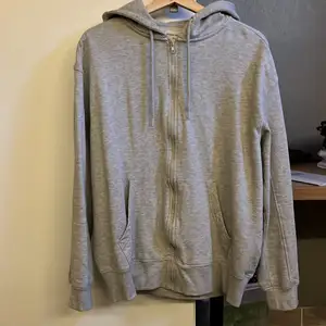 En grå studio total zip hoodie, storlek M/medium. Jag har knappt använt denna tröjan då jag inte riktigt har fått tillfälle. Nypris 499 kr, frakt ingår i priset.