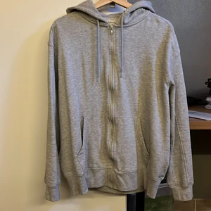 Studio total zip hoodie - En grå studio total zip hoodie, storlek M/medium. Jag har knappt använt denna tröjan då jag inte riktigt har fått tillfälle. Nypris 499 kr, frakt ingår i priset.