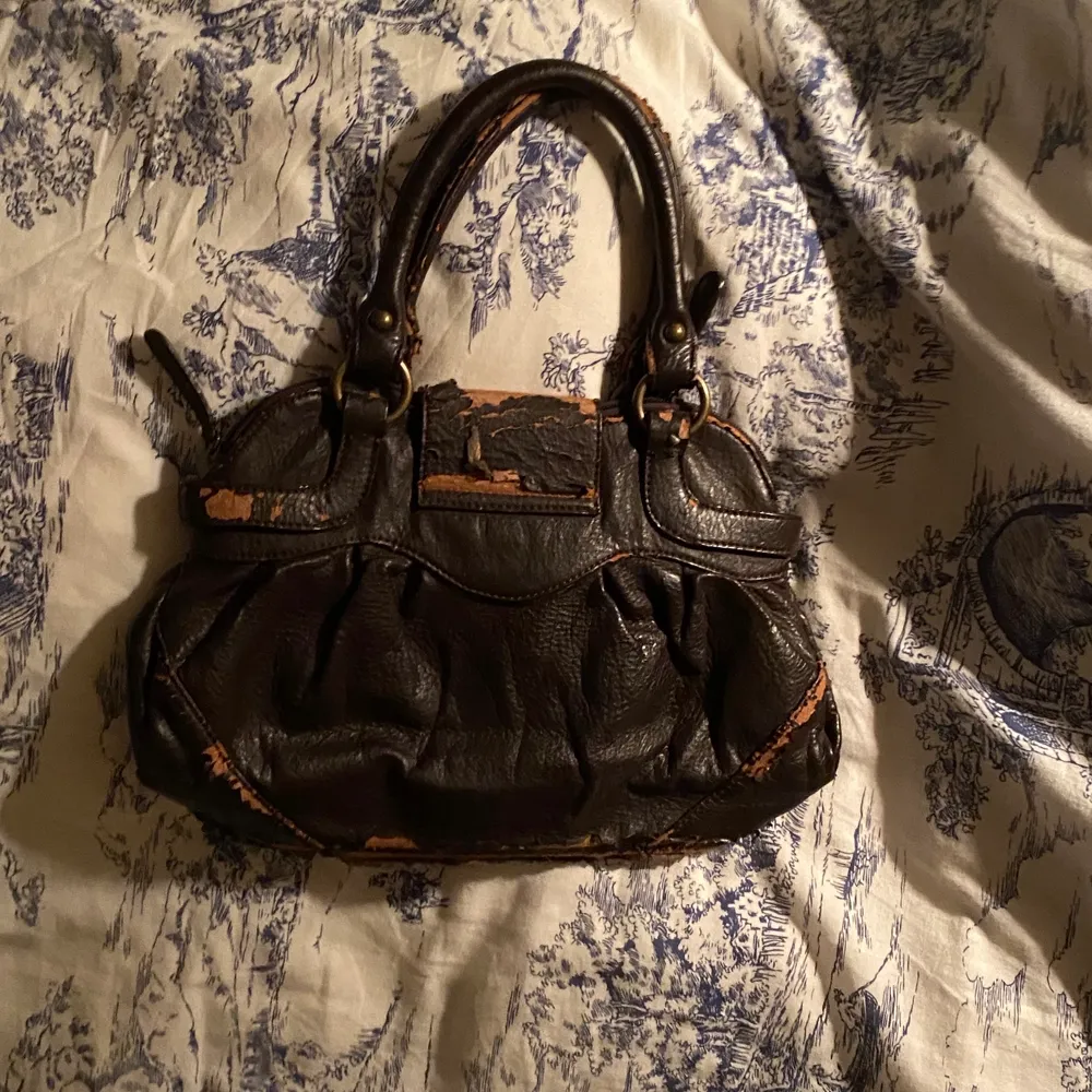 Vintage handväska i mörkbun färg, den har en del slitningarna därav priset!🫶🫶. Väskor.