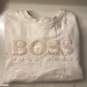Hugo Boss tröja  - Jag säljer min Hugo boss tjock tröja då den inte kommer till användning längre. Använt fåtal gånger och köptes förra vintern. Den är i jätte fint skick, som ny. En väldigt sällsynt tröja och svår att få tag på.