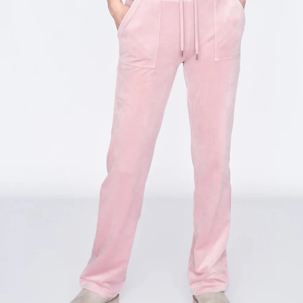 Ett par jätte fina ljus rosa juicy Couture byxor i storlek s dem är i ganska bra skick! Dem har ett litet litet hål vid fram fickan men de är lätt att fixa💗. Jeans & Byxor.