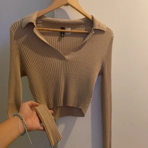 Storlek: S - Säljer den här toppen från H&M har använt fåtal gånger så den är i bra skick. Det ör en blandning mellan brunt och beige. 