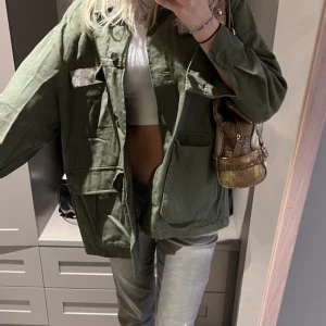 Javka - Jätte fin jacka från zara köpt förra året som tyvär inte kommer till användning längre!