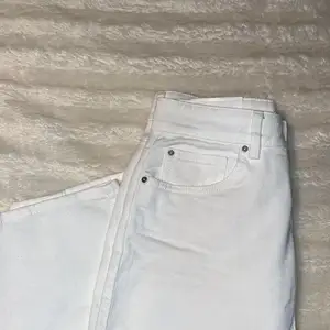 Helt nya högmidjade mom jeans från HM i storlek 36 💕