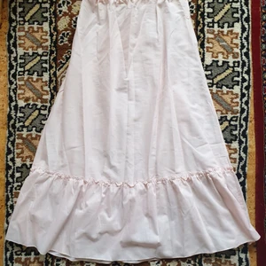 Tunn kjol - Underkjol i härligt material. Ljusrosa och lätt utsvängd. Storlek s. Den har blivit förstorad i midjan, kan därför lätt sys mindre igen. Dm för mått