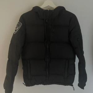 D. Brand vinterjacka - Säljer nu min vinterjacka från D. Brand. Jackan är i väldigt fint skick! Storlek XS Nypris 2000kr Säljes för 500 eller bud med rätt att neka.