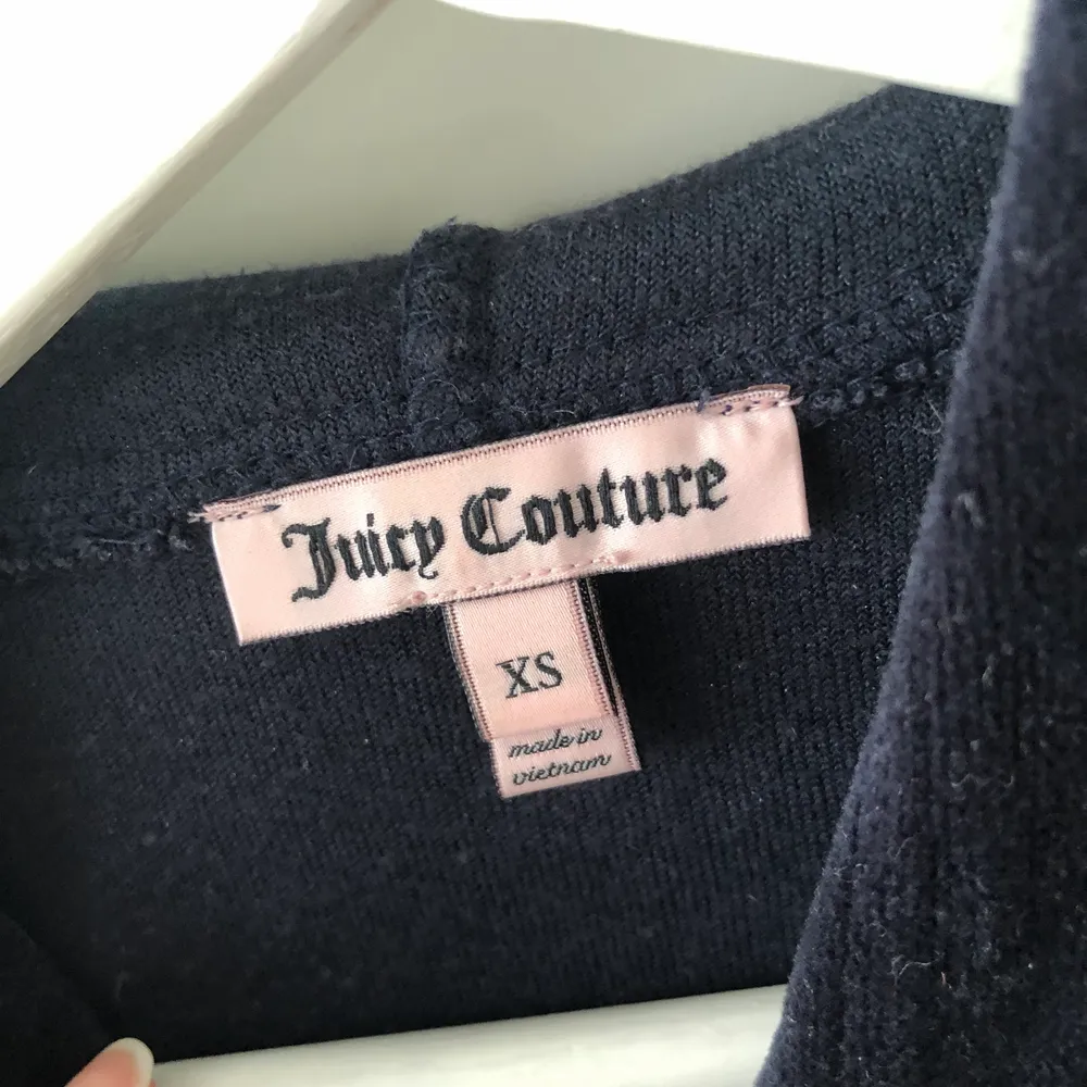 Superfin hoodie från juicy couture. Köptes i augusti 2017 men har inte använts speciellt mycket, den är som ny och alla stenar sitter kvar. Färgen är mörkblå. Nypris var ca 1000kr och jag tänker mig runt 500-700 då den inte finns att köpa längre. Tröjor & Koftor.