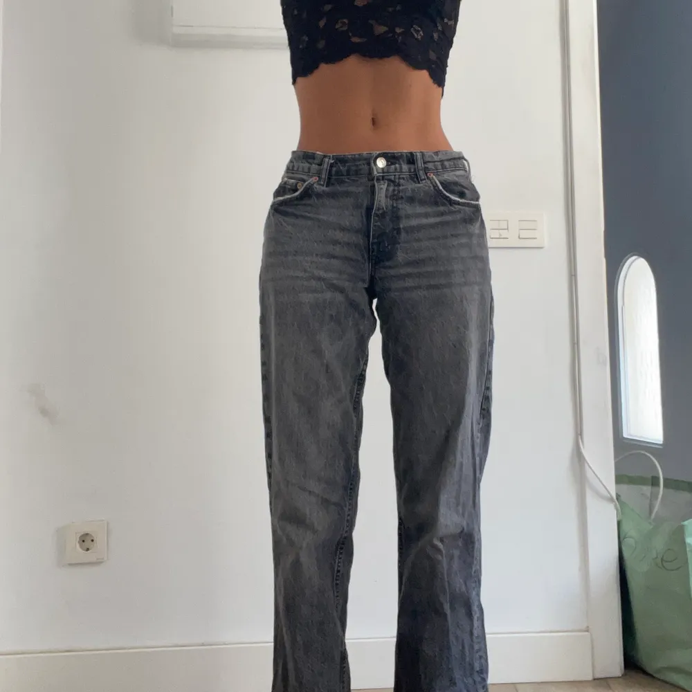 Gråa Mid Rise jeans från zara. Jeans & Byxor.