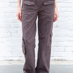 Kim pants  - Säljer nu och startar om budgivningen på ett lägre pris! Se mer information om byxorna längre ner i mitt flöde❤️‍🔥