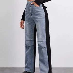 Jeans multicolored - Tvärcoola jeans i svart och blå. Strl M.  Köptes för 329kr Säljes för 90 + frakt! 💓 DM för fler bilder.  (postad 14/09/22) 