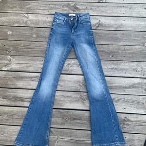 Utsvängda Gina jeans. Använts ett par gånger, men används inte längre pågrund av att dom är för små. Frakten betalar köparen! Kontakta mig om ni är intresserade.🙌🏻