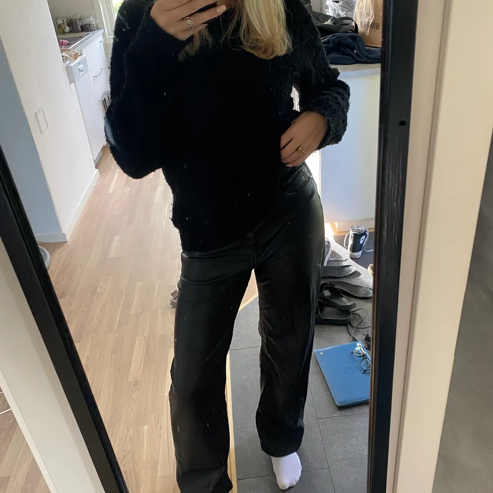 Läderbyxor från H&M, storlek S/36, mid waist. Jeans & Byxor.