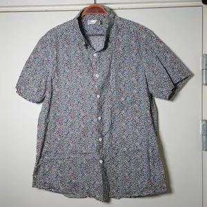 Kortärmad, småblommig skjorta. Fint mönster, se sista bilden🌿