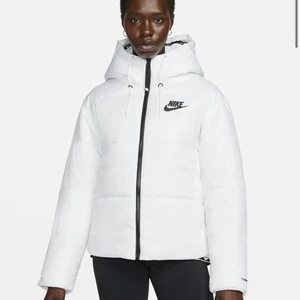 Nike Jacka Vit - Säljer min älskade vinter jacka som jag endast använt förra vintern och är i ett väldigt bra skick då jag varit väldigt försiktig med den. Den är i storlek s-xs den är väldigt varm så man fryser absolut inte i den. Nypris 1 017 säljer för 450+ frakt