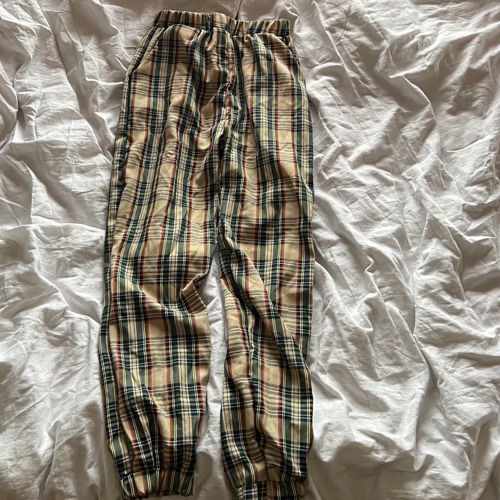Färgstarka byxor med fickor på bägge sidor fram. Från Shein, strl S. Säljer för 35kr + frakt🥰. Jeans & Byxor.