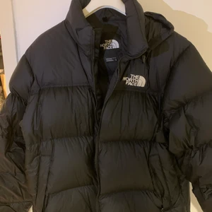 The northface retro nuptse - använd en vinter sen har den bara hängt