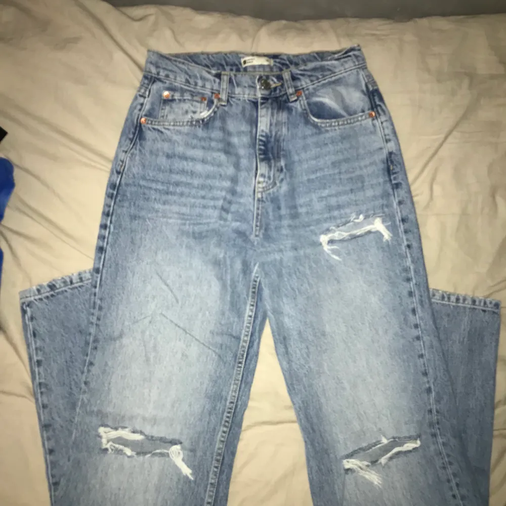 Säljer ett par håliga jeans från Ginatrico som jag inte längre använder. Köpta för ca 300kr och säljer dom nu för 110kr. Jeansen är i nyskick och storlek 36. Kan frakta och mötas upp. Hör av er vid frågor eller bilder!!. Jeans & Byxor.