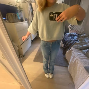 Lång t shirt  - Säljer denna t shirt som är lite längre i armarna, perfekt nu till hösten, så fin ochhhh trendig tröja. Storlek M. 💘skriv privat vid intresse 💕