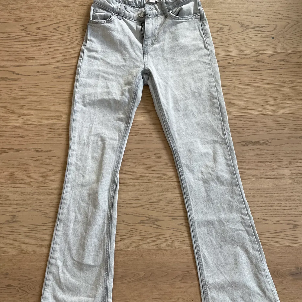 Säljer dessa gråa jeans från Gina Tricot då de inte kommer till användning längre. De har normal hög midja och är lite utsvängda. Storlek 158. Nypris: 400kr. Mitt pris: 250kr💕. Jeans & Byxor.